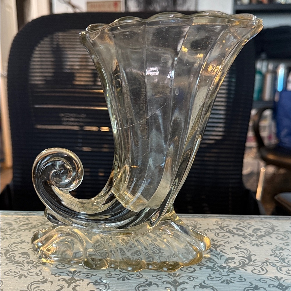 Elegant vintage 1930’s-40’s Heisey Glass Cornucopia Vase